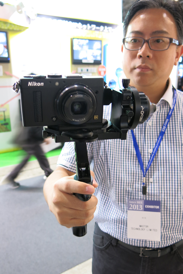 小型カメラ用のジンバルタイプのスタビライザー | VIDEO SALON