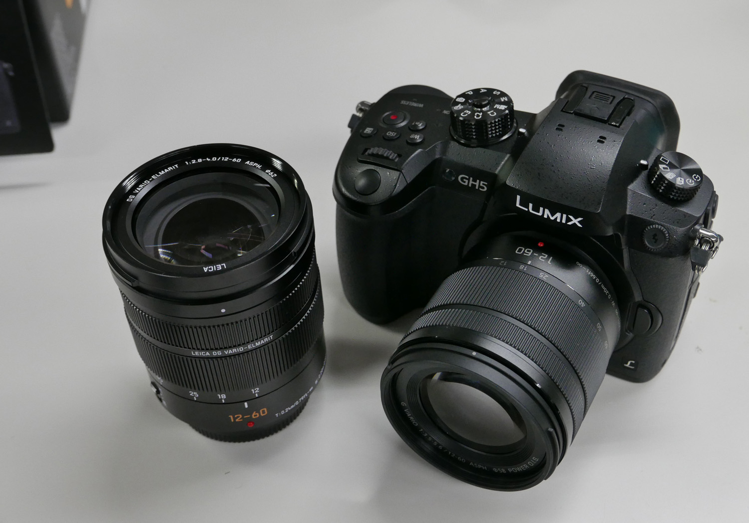 LUMIX GH5 レンズキット 12-60ホットシューに傷あり