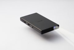 ソニー、ビジネスシーンで活用でき、他USB機器への電力供給が可能なモバイルプロジェクター「MP-CD1」を発売