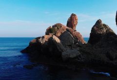 【Views】『肥前見聞録『湊の立神岩』』2分55秒～海岸に突き出るように佇む奇岩「立神岩」。ドローンによる丁寧な撮影で岩のすべてのフォルムを写し出していく