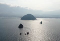 【Views】608『私のふるさと探訪 愛媛県松山市北条鹿島』4分38秒〜陸地から沖合400mの瀬戸内に浮かぶ小島。 空から、船から、そして島からの視点でこの丸みをおびた可愛らしい島を紹介