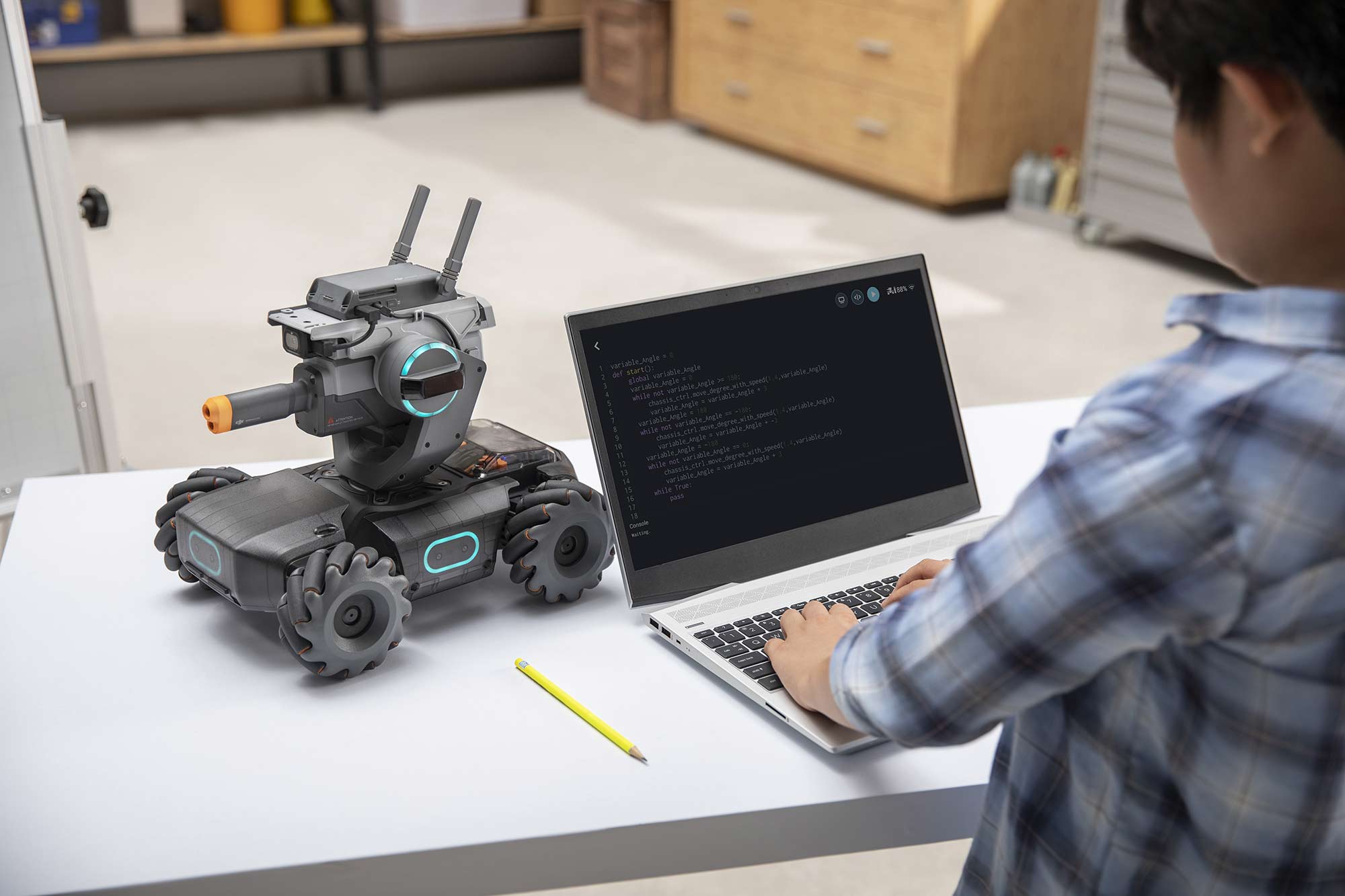DJI、先進的な教育用ロボット『ROBOMASTER S1』を発売 | VIDEO SALON