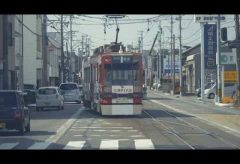 【Views】1099『まがる まがる 曲がる』4分1秒〜まるでドリフトするかのような路面電車をカメラは捉える