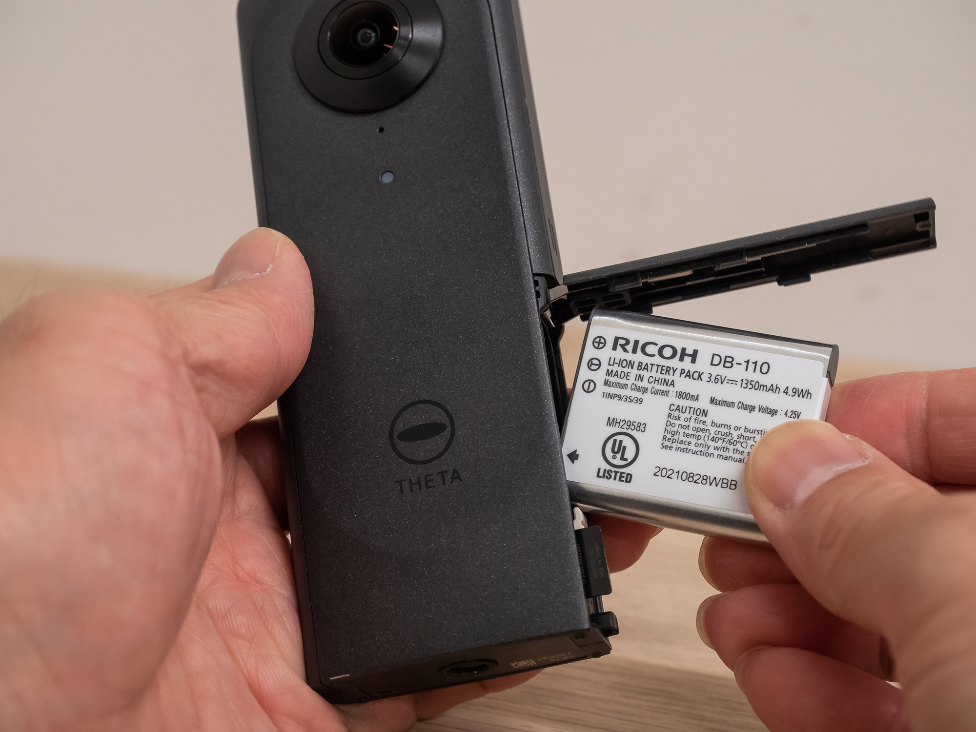 11K静止画 5.7K動画をカメラ内ステッチ、使い勝手を極めたRICOH THETA X 詳細レビュー | VIDEO SALON.web |  映像制作・動画編集のための月刊誌ビデオサロンが運営するWebマガジン