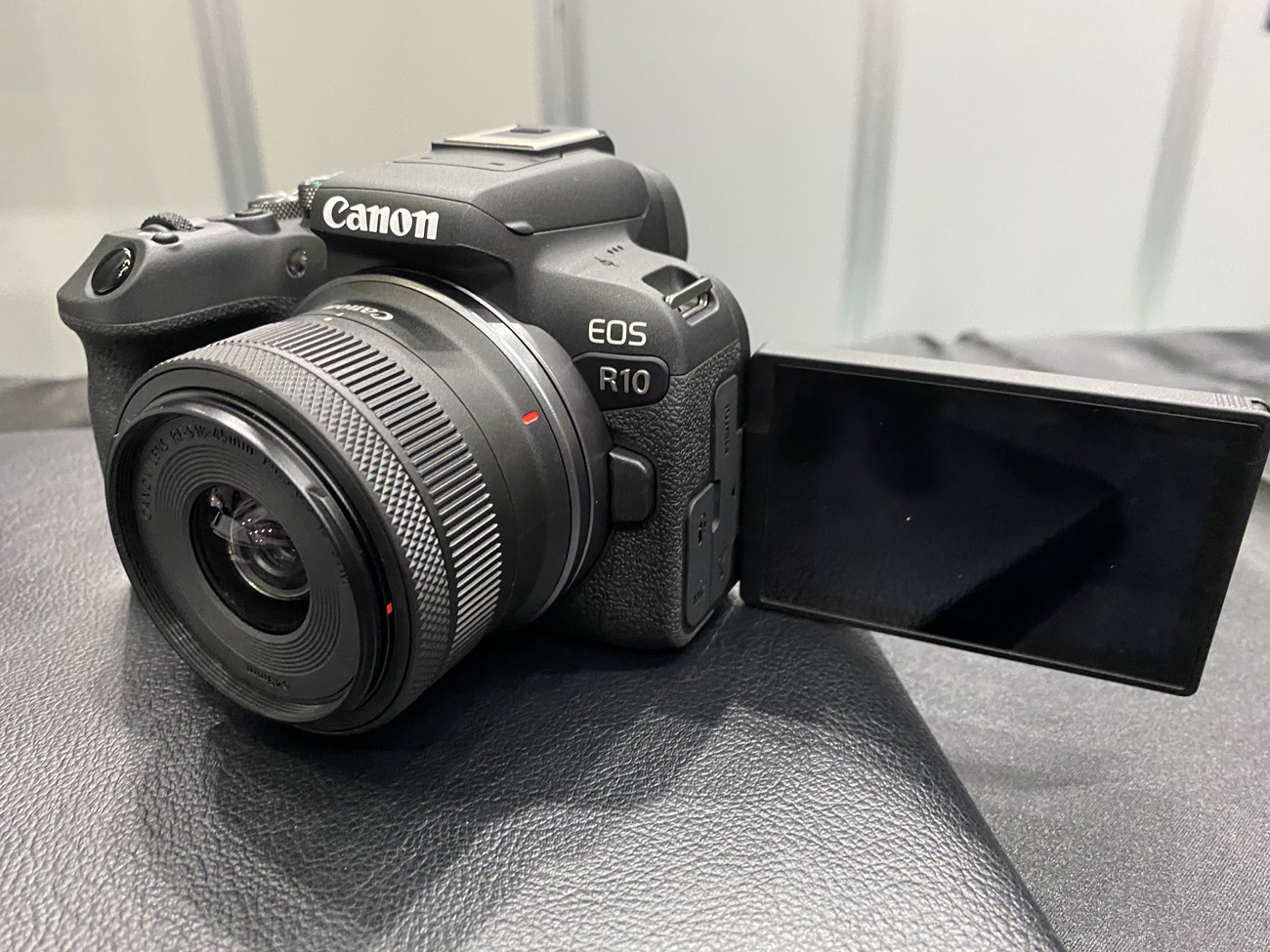 キヤノン、小型・軽量のミラーレスカメラを発表