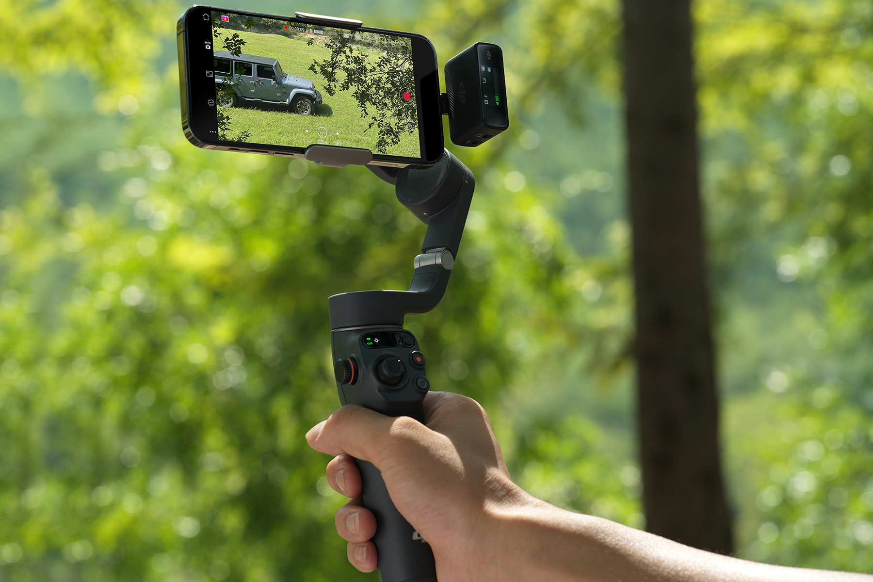 DJI、手のひらサイズのスマートフォンスタビライザーOsmo Mobile 6を