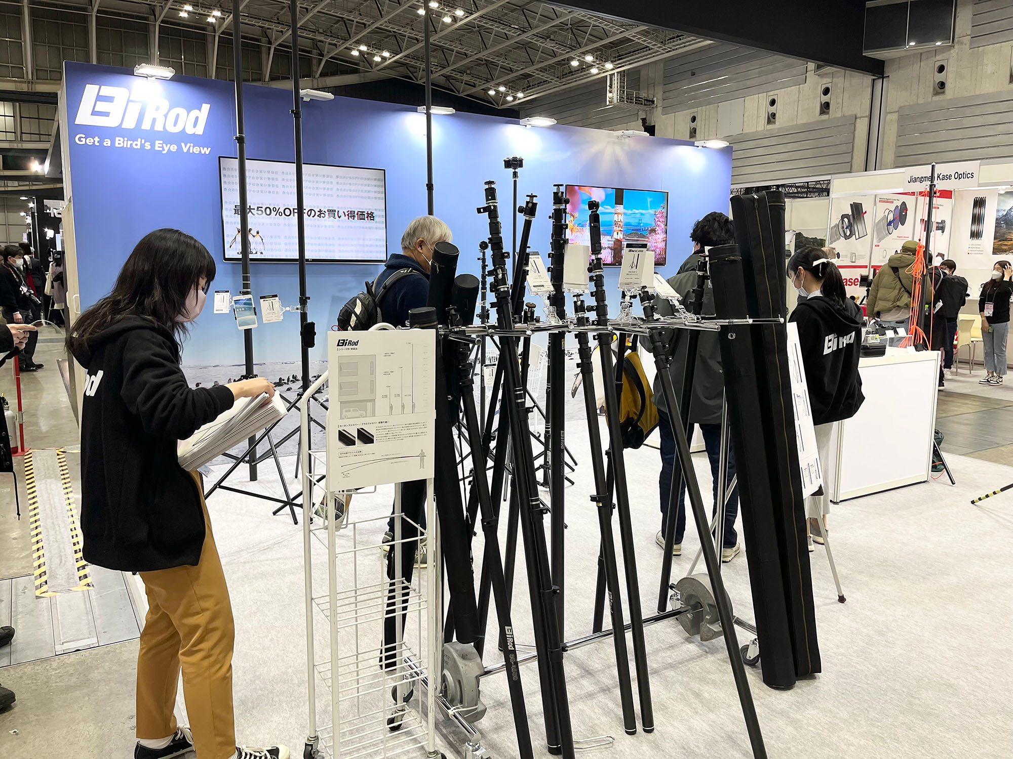 CP＋2023】Bi Rod、全長10m超のハイアングル撮影用一脚を展示 | VIDEO